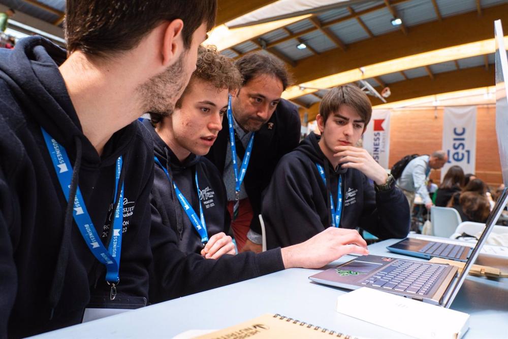 Archivo - Profesor y alumnos en la final nacional del programa educativo Young Business Talents Archivo