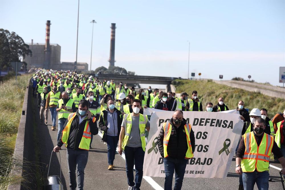 Archivo - Decenas de trabajadores de la fábrica de Ence se manifiestan por el cierre de la fábrica, en Lourizán, Pontevedra, Galicia (España), a 9 de marzo de 2021. Decenas de trabajadores de la fábrica de Ence, situada junto a la ría de Pontevedra en Lou Archivo
