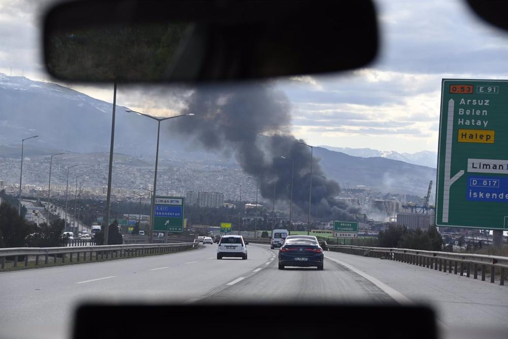 Rauchwolke des Brandes im Hafen von Alexandreta in der Provinz Hatai, der durch die Erdbeben vom vergangenen Montag in der Türkei verursacht wurde. Rauchwolke
