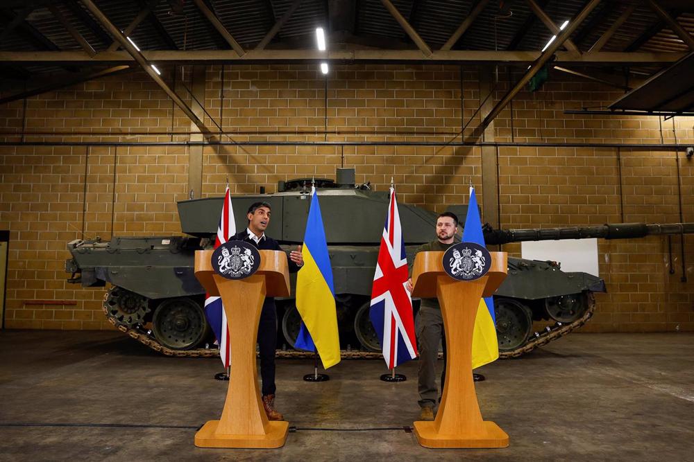 British Prime Minister Rishi Sunak (L) and Ukrainian President Volodimir Zelenski (R) during a press conference in the UK. British