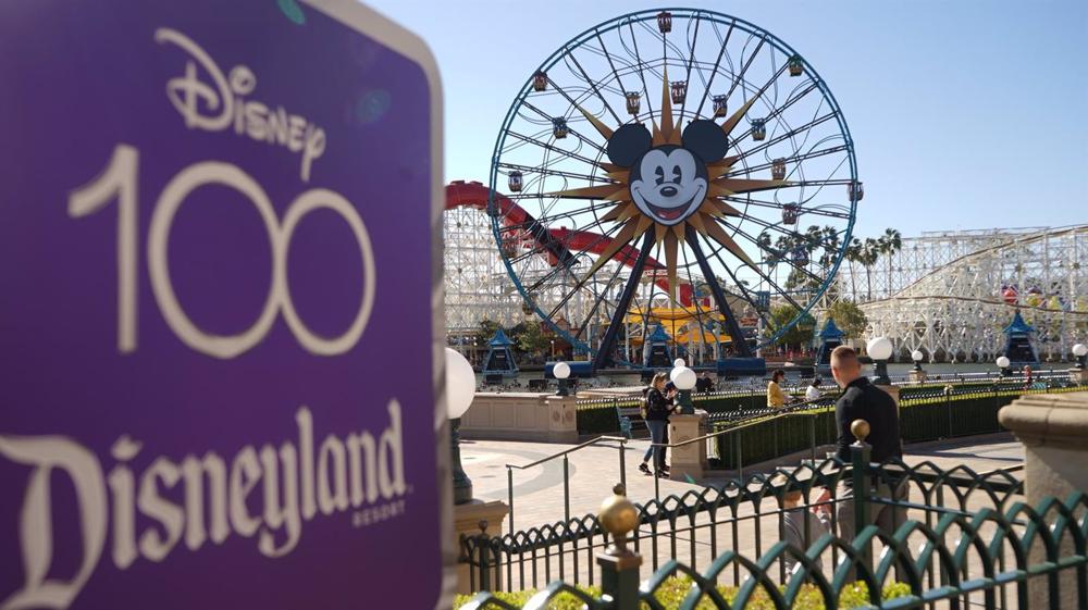 Un grupo de personas visita el Disneyland Resort en Anaheim, California, Estados Unidos. Un