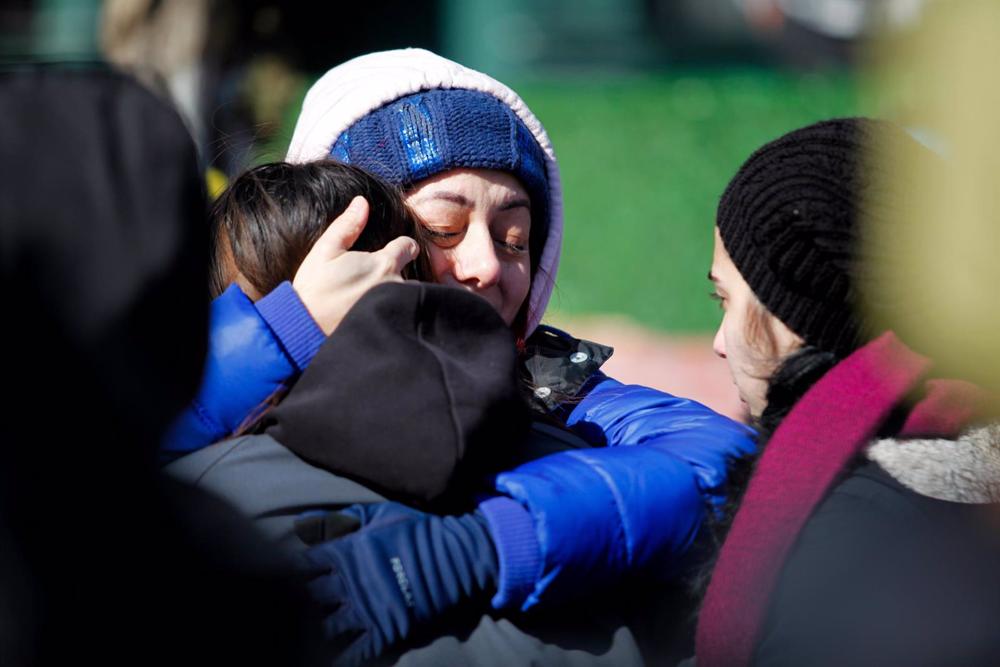 I civili reagiscono emotivamente mentre le operazioni di soccorso continuano senza sosta in Turchia dopo il terremoto. I