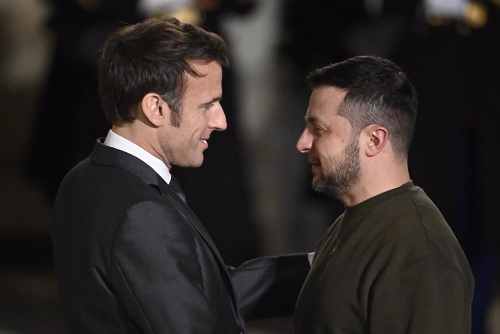 O Presidente francês Emmanuel Macron e o Presidente ucraniano Volodymyr Zelenski. O
