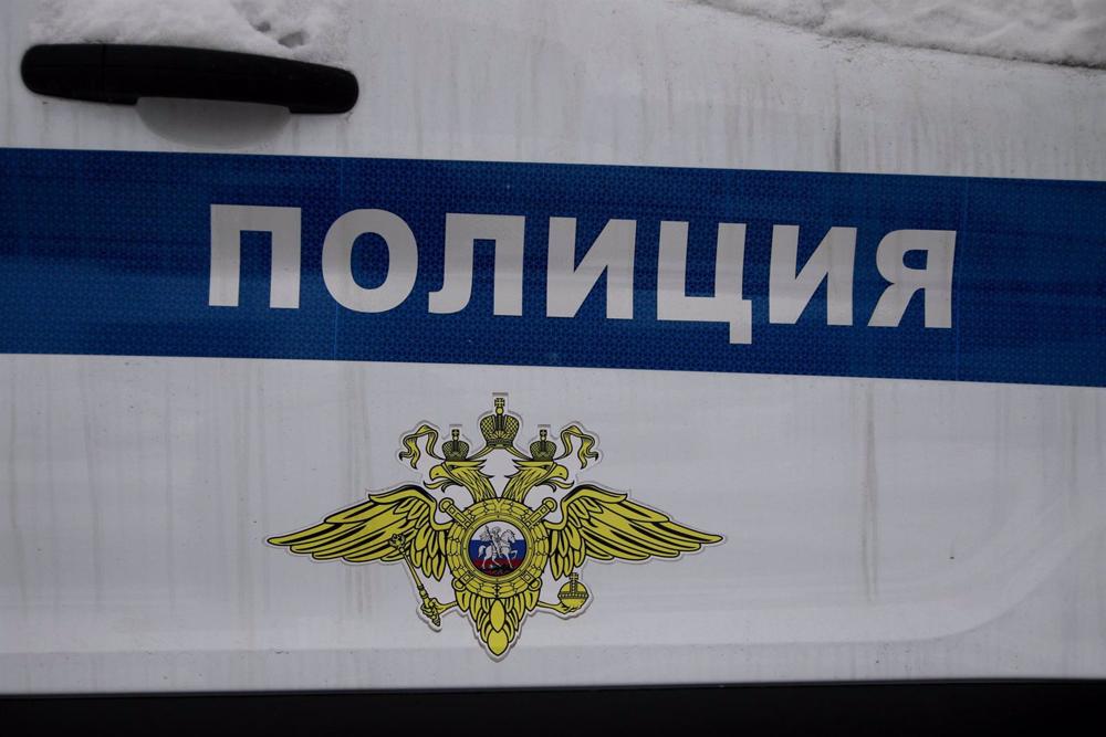 Um carro da polícia russa na cidade de São Petersburgo. Um