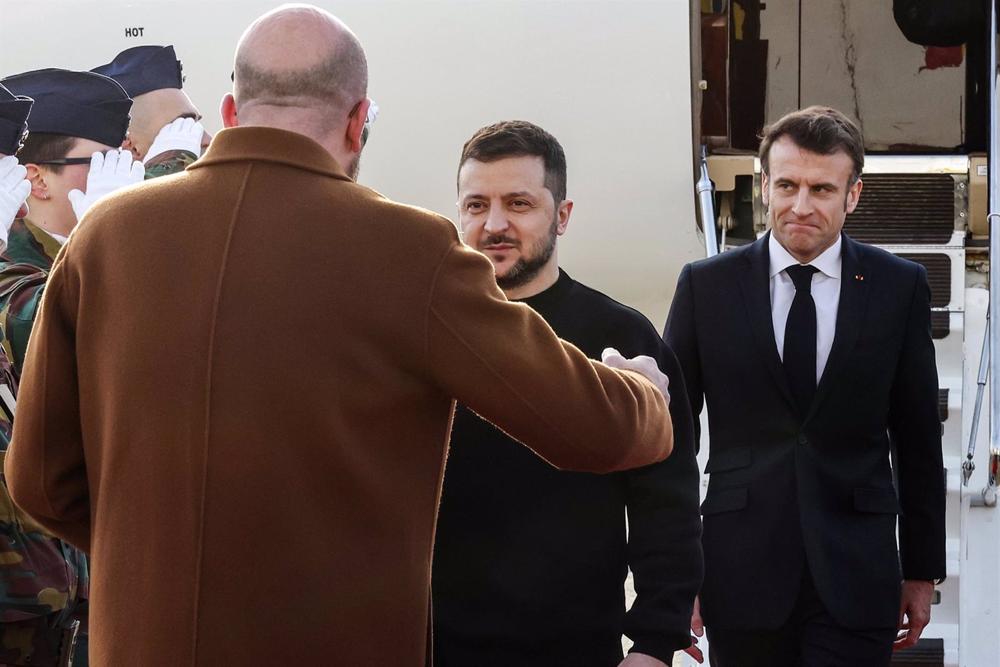 El presidente del Consejo Europeo, Charles Michel, recibe en Bruselas al mandatario de Ucrania, Volodimir Zelenski, a su llegada a Bélgica junto a su homólogo de Francia, Emmanuel Macron El