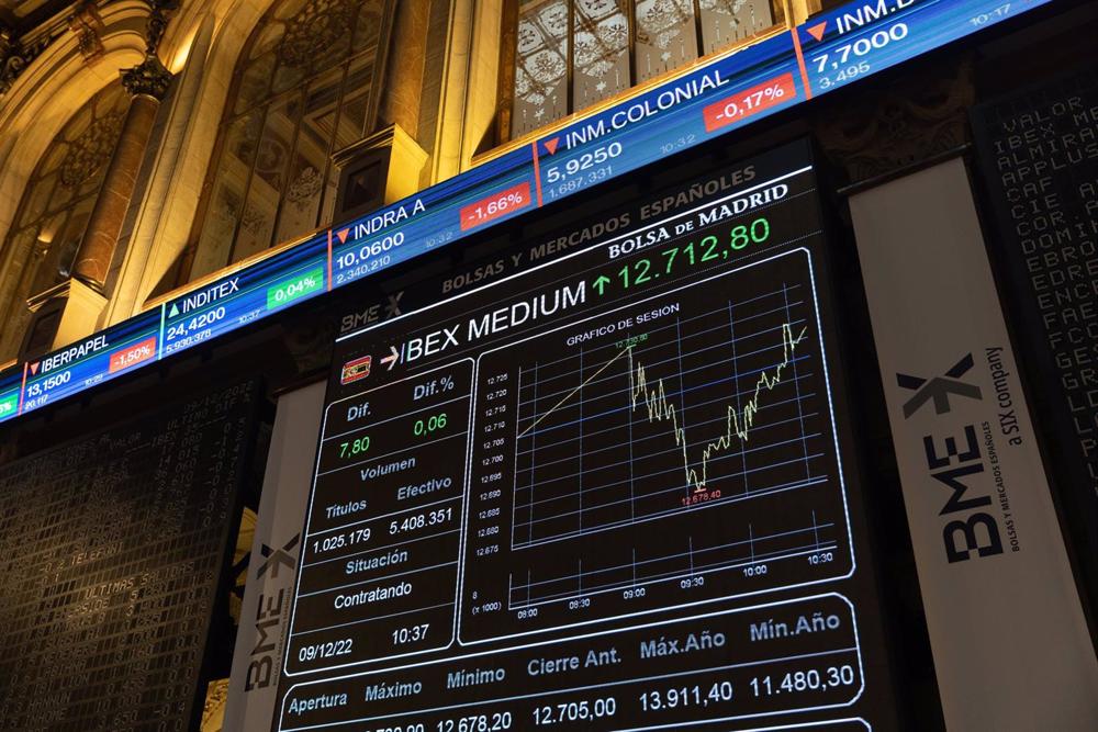 Archivo - Un panel del Ibex 35 en el Palacio de la Bolsa de Madrid (España) Archivo