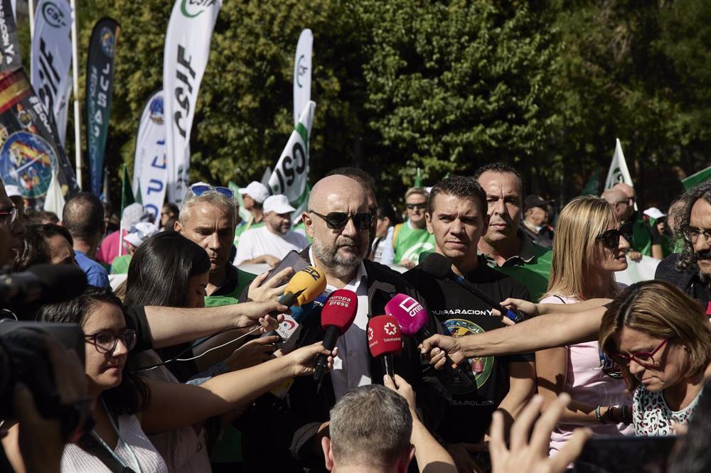Archivo - El presidente del CSIF, Miguel Borra, realiza declaraciones durante una manifestación a favor de la subida salarial y los servicios públicos, a 21 de septiembre de 2022, en Madrid (España). Archivo
