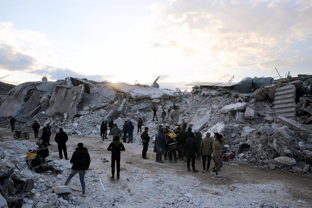 Members of the 'white helmets' work in search and rescue operations in the Syrian town of Samada, Idlib province (northwest), after earthquakes in Turkey Members
