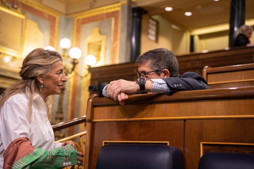 La vicepresidenta segunda y ministra de Trabajo, Yolanda Díaz y el portavoz del PSOE en el Congreso de los Diputados, Patxi López, durante una sesión de control al Gobierno, en el Congreso de los Diputados, a 8 de febrero de 2023, en Madrid (España). La
