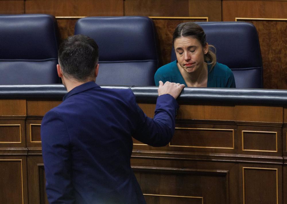 El portavoz de ERC en el Congreso, Gabriel Rufián, conversa con la ministra de Igualdad, Irene Montero, durante una sesión plenaria, a 9 de febrero de 2023, en Madrid (España). El