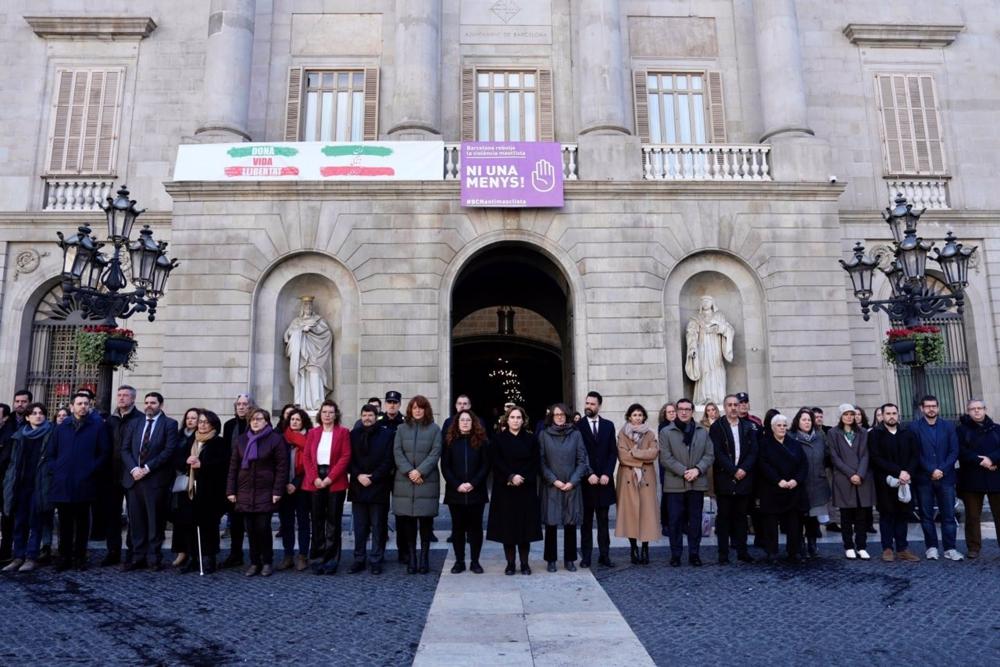 Imagen de la consellera Tània Verge, la alcaldesa Ada Colau y otros representantes del Ayuntamiento de Barcelona y de la Guardia Urbana de la ciudad durante el minuto de silencio Imagen
