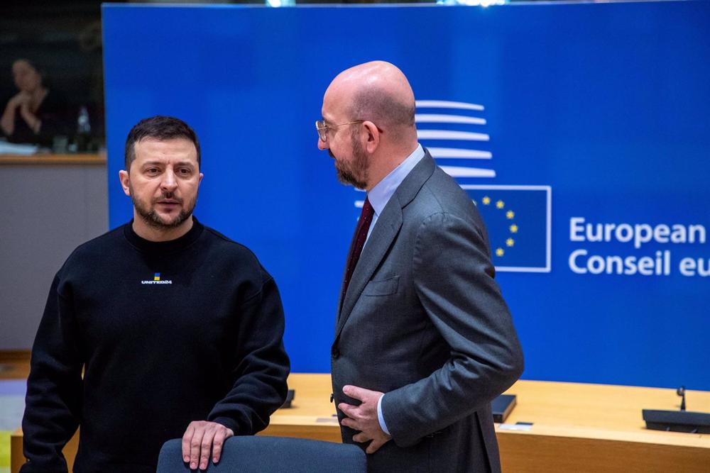 El presidente de Ucrania, Volodimir Zelenski (i), junto al presidente del Consejo Europeo, Charles Michel (d), en Bruselas El