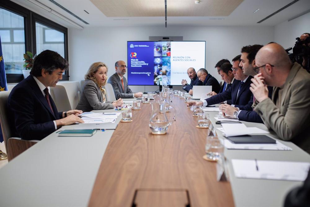 La vicepresidenta primera y ministra de Asuntos Económicos, Nadia Calviño, con los agentessociales, en la sede del Ministerio, a 9 de febrero de 2023, en Madrid (España). La