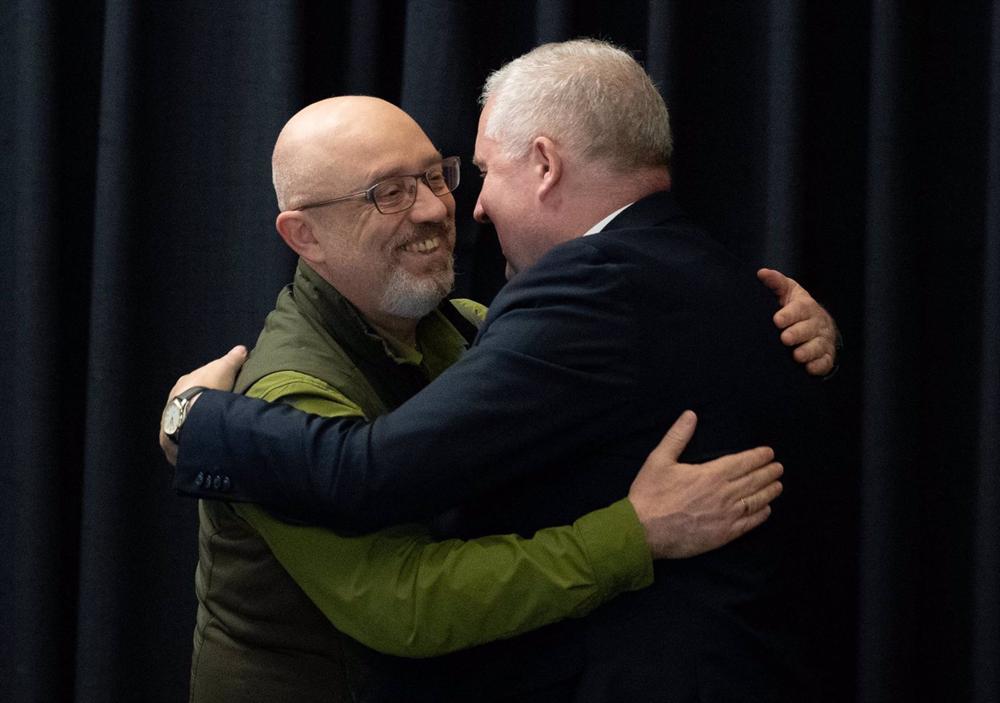 Archive - Le ministre ukrainien de la Défense Oleksiy Resnikov avec son homologue lituanien Arvydas Anusauskas. Archive