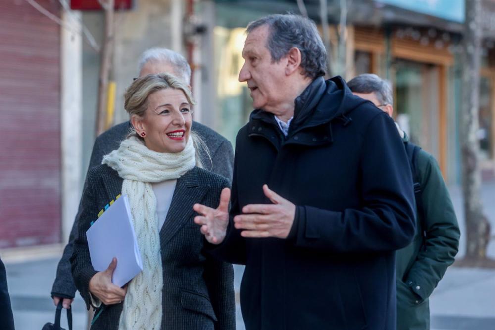 La vicepresidenta segunda y ministra de Trabajo y Economía Social, Yolanda Díaz, y el presidente de Gestha, Carlos Cruzado, a su llegada a un encuentro sectorial de Sumar, a 9 de febrero de 2023, en Madrid (España). La