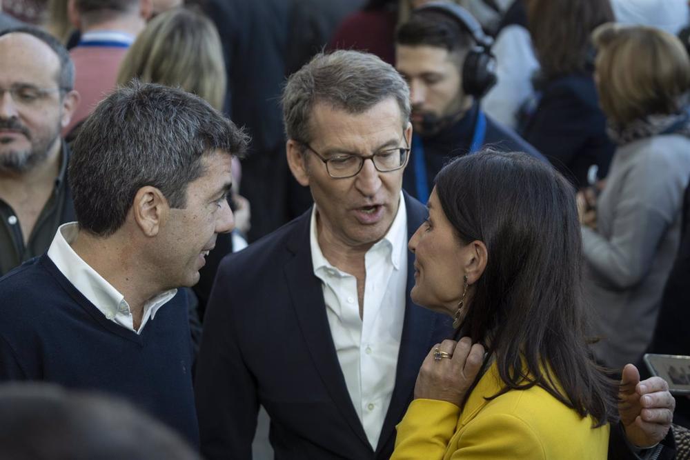 (I-D) El presidente del PPCV, Carlos Mazón; el presidente del Partido Popular, Alberto Núñez Feijóo, y la ex síndica de Ciudadanos en Les Corts Ruth Merino conversan a su llegada a la clausura de la 26 Intermunicipal del Partido Popular (PP), a 5 de febre (I-D)