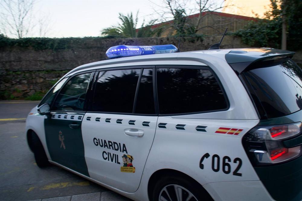 Imagen de la salida de los juzgados del detenido por matar supuestamente a su exmujer en Baiona. Imagen