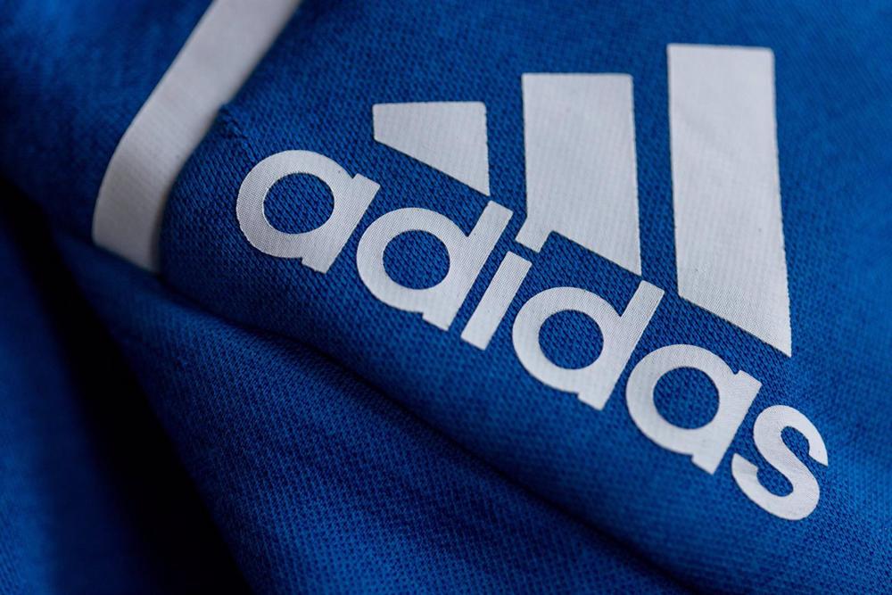 Archivo - FILED - 08 March 2022, Bavaria, Herzogenaurach: The logo of the sporting goods manufacturer Adidas is seen on a blue jacket. Photo: Daniel Karmann/dpa Archivo