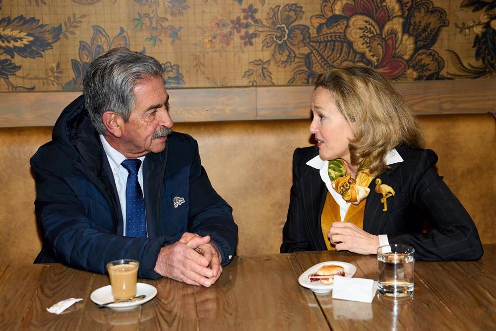 La vicepresidenta primera del Gobierno y ministra de Asuntos Económicos, Nadia Calviño, se reúne con el presidente de Cantabria, Miguel Ángel Revilla La