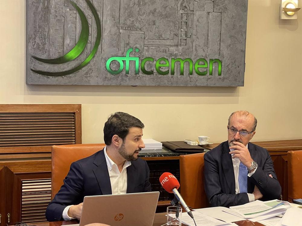 El presidente de Oficemen, José Manuel Cascajero, y su director general, Aniceto Zaragoza El