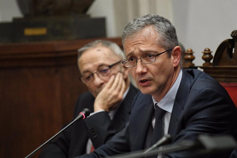 (I-D) El economista Julio Segura Sánchez, y el gobernador del Banco de España, Pablo Hernández de Cos, durante el homenaje al economista Enrique Fuentes Quintana en la Real Academia de Ciencias Morales y Políticas, a 16 de enero de 2023, en Madrid (Españ (I-D)