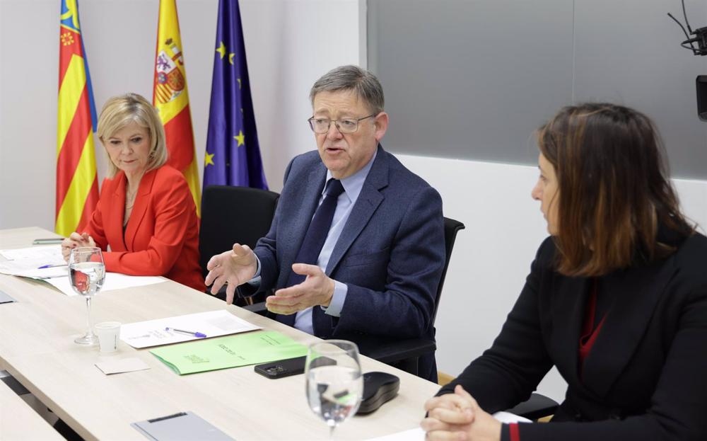 El 'president' de la Generalitat, Ximo Puig, y las conselleras de Justicia, Gabriela Bravo, y de Cooperación, Rosa Pérez Garijo, en una reunión para coordinar la ayuda humanitaria destinada a paliar las consecuencias del terremoto en Turquía y Siria. El