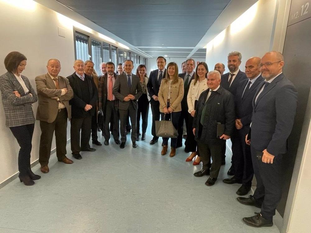 Villamandos (centro, al fondo), con los representantes de los clústeres de innovación de Andalucía con los que se ha reunido en Córdoba. Villamandos