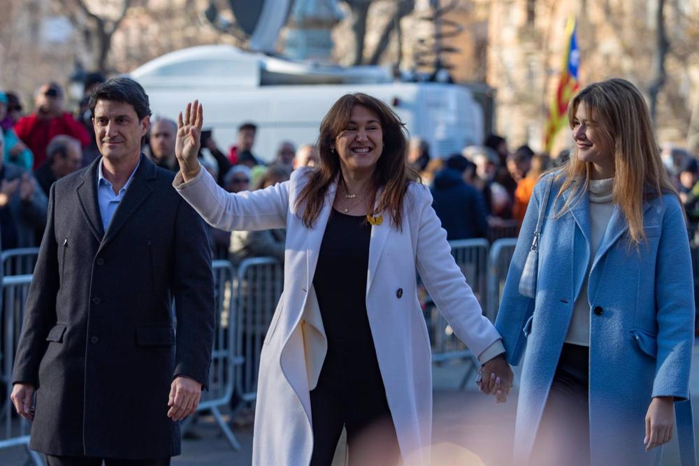La presidenta de Junts, Laura Borràs, llega acompañada de marido y de su hija al TSJC, a 10 de febrero de 2023, en Barcelona, Catalunya (España). La