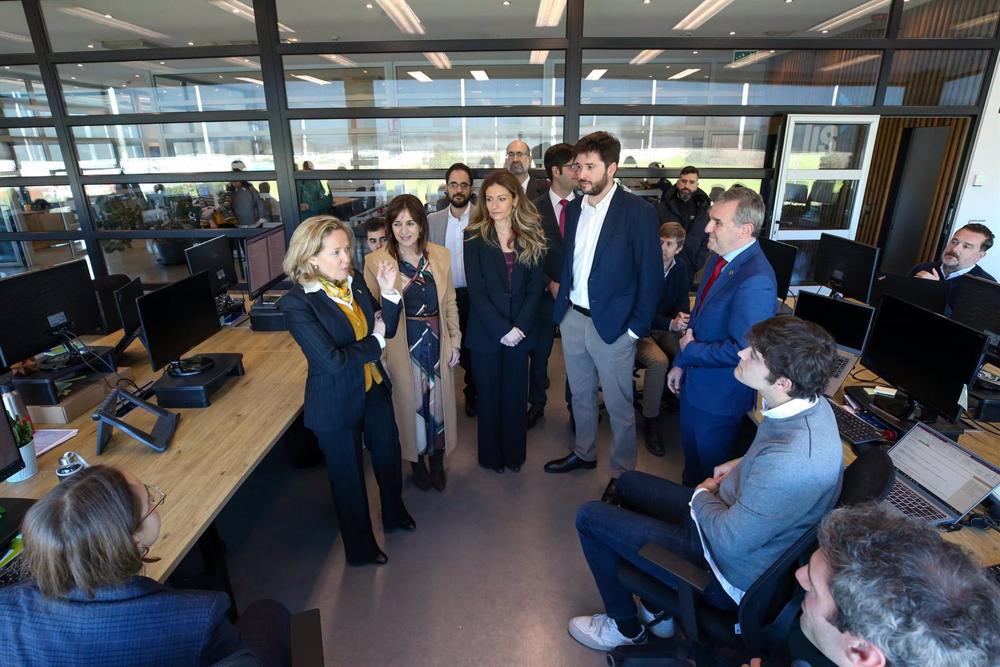 La vicepresidenta primera del Gobierno y ministra de Asuntos Económicos y Transformación Digital, Nadia Calviño, visita la empresa Lis Data Solutions La