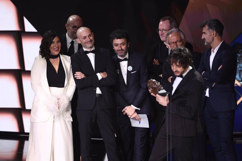 Los productores de 'As bestas' y su director Rodrigo Sorogoyen (c) reciben el Goya a mejor película, en la 37 edición de los Premios Goya Los