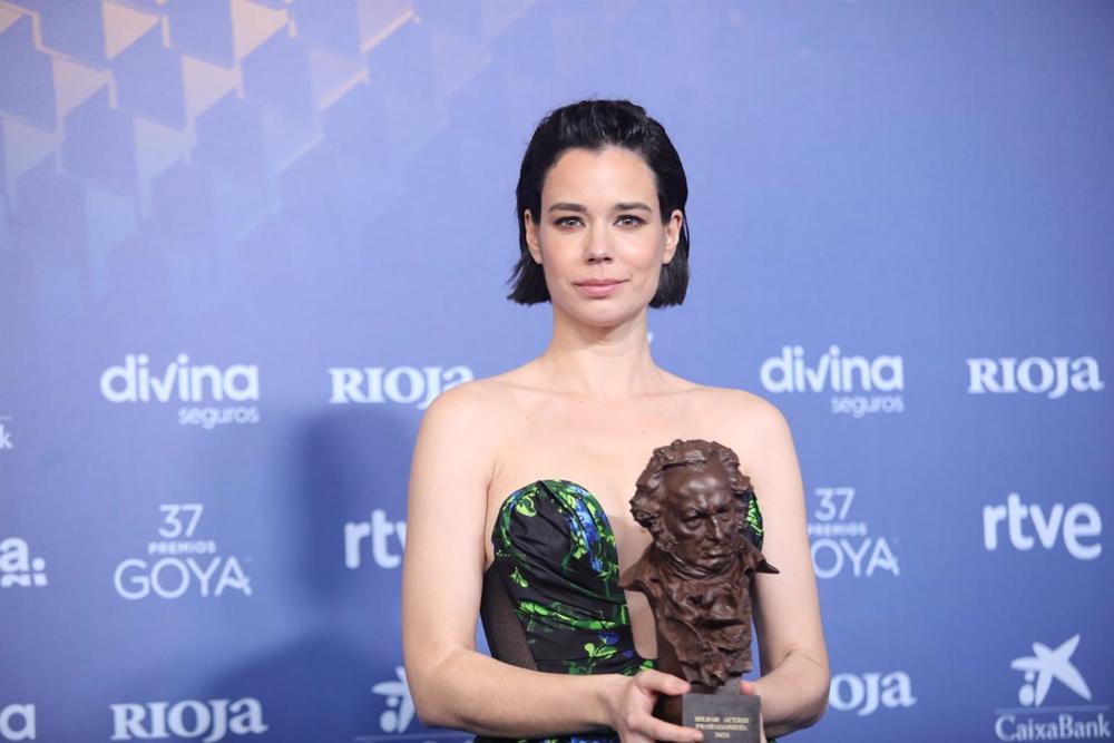 La ganadora a Mejor Actriz Protagonista por ' Cinco lobitos', Laia Costa, posa con su premio durante la gala de la 37 edición de los Premios Goya en el Palacio de Congresos y Exposiciones FIBES, a 11 de febrero de 2023, en Sevilla, Andalucía (España). La
