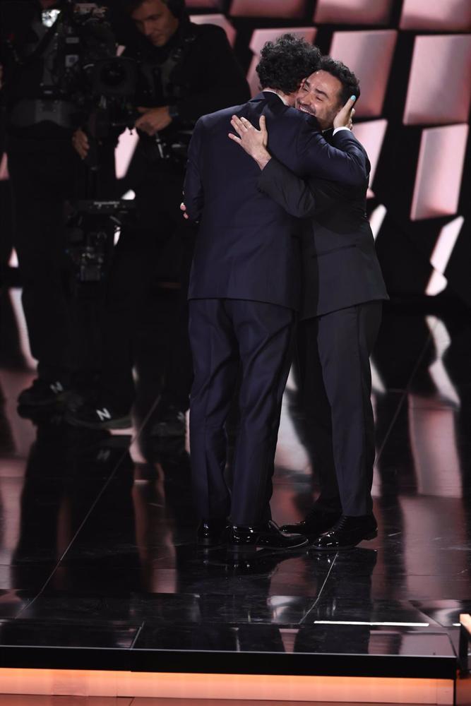 El director de cine Rodrigo Sorogoyen (i), recibe el Goya a mejor dirección por 'As bestas', de la mano del director de cine Juan Antonio Bayona (d), en la 37 edición de los Premios Goya, en el Palacio de Congresos y Exposiciones FIBES, a 11 de febrero de El