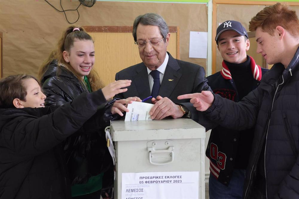 HANDOUT - 05 February 2023, Cyprus, Limassol: President of Cyprus Nicos Anastasiades (C) casts his ballot with his family members at the polling station in Lanitio Lyceum school during the 2023 Presidential Elections. Photo: Stavros Ioannidis/Cyprus Presi HANDOUT