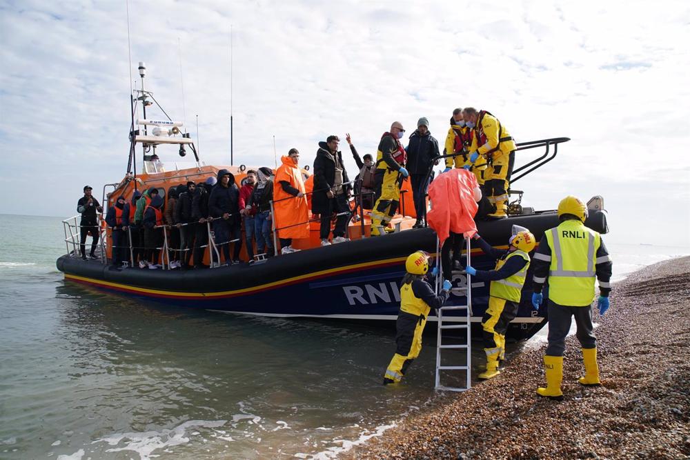 Archive - Les migrants traversent la Manche Archive