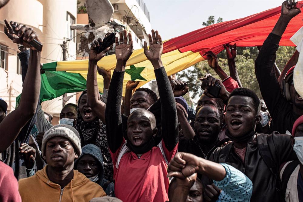Datei - Bild von Demonstranten zur Unterstützung des Oppositionsführers Ousmane Sonko in Dakar, Senegal. Datei