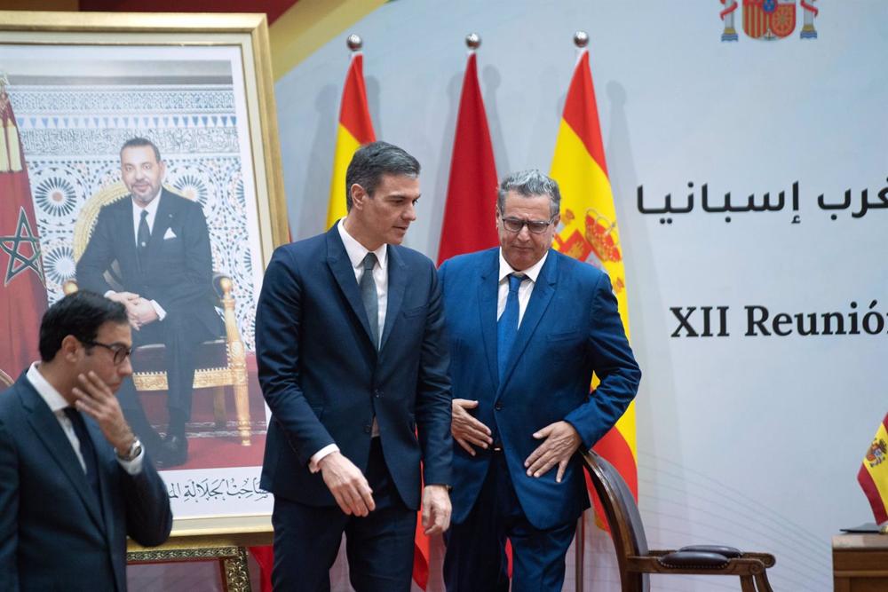 El presidente del Gobierno, Pedro Sánchez (i) y el jefe de Gobierno del Reino de Marruecos, Aziz Akhannouch (d), tras el acto de firma de acuerdos tras la reunión plenaria de la XII Reunión de Alto Nivel Marruecos-España El