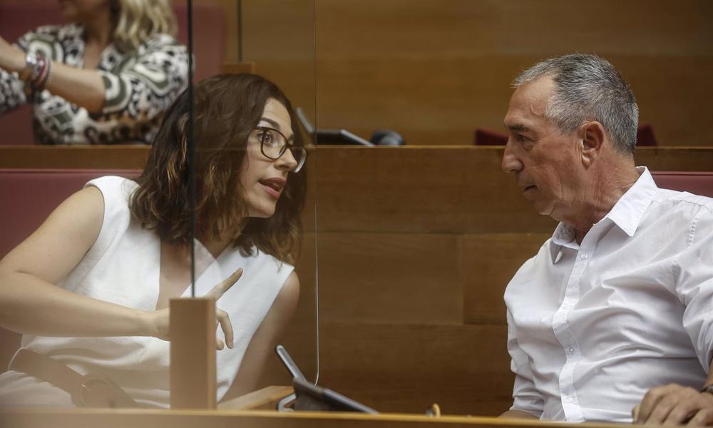 Archivo - Los diputados de Compromís, Aitana Mas y Joan Baldoví, durante un debate sobre el modelo de financiación autonómica Archivo