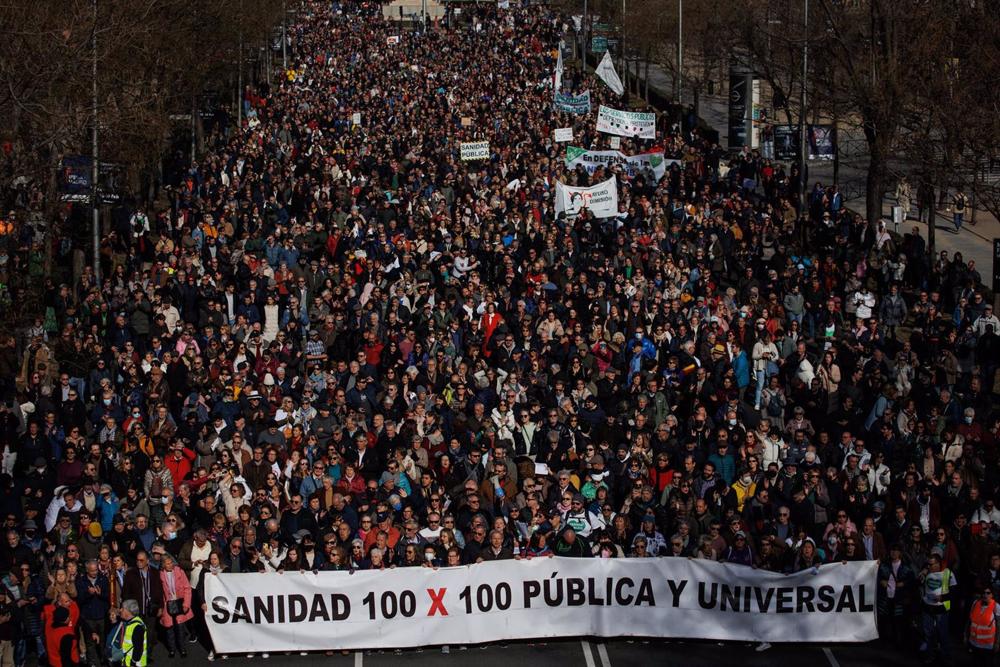 Miles de personas marchan contra el desmantelamiento de la Sanidad Pública, en la protesta bajo el lema 'Madrid se levanta y exige una Sanidad pública', hacia la plaza de Cibeles, a 12 de febrero de 2023, en Madrid (España). Miles