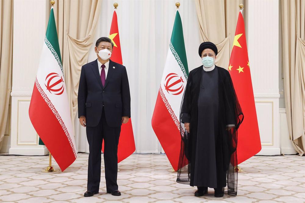 Archiv - Dateibild von Xi Jinping und Ebrahim Raisi in Usbekistan Archiv