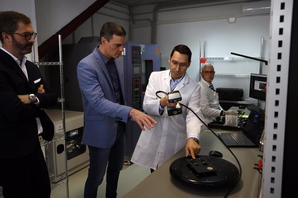 El presidente del Gobierno de España, Pedro Sánchez, durante la visita la sede de Clue Technologies, a 12 de febrero de 2023 en Málaga (Andalucía, España). El