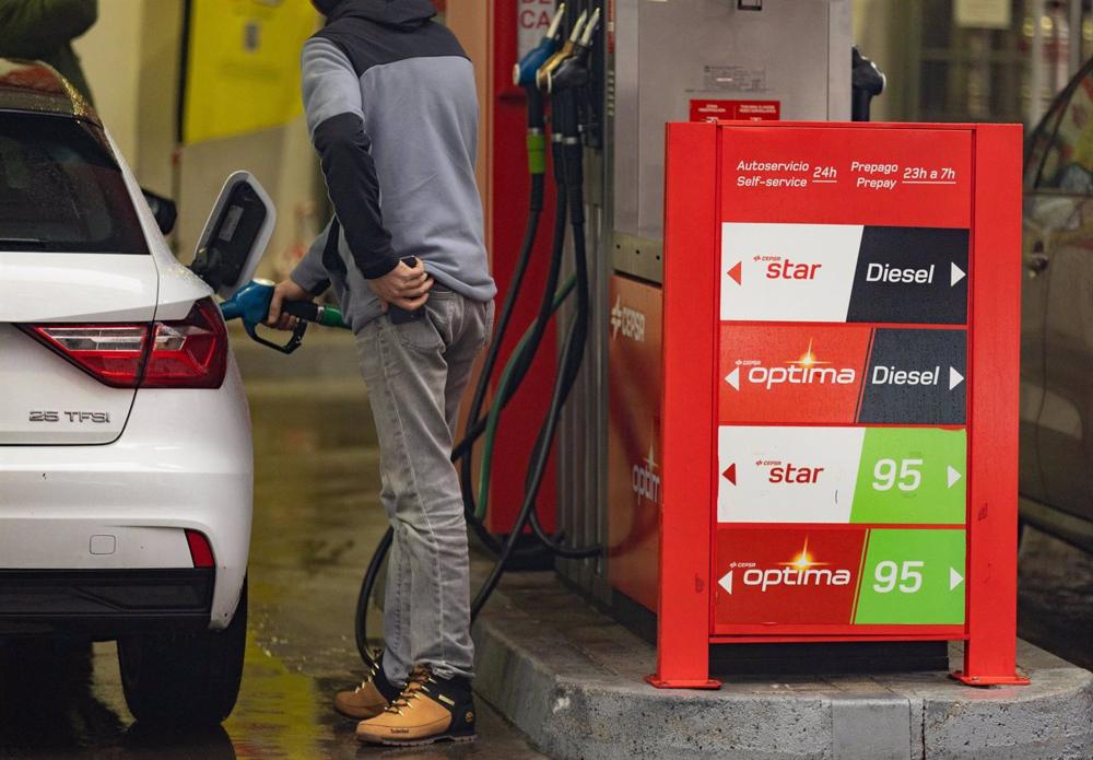Archivo - Una persona echa gasolina del surtidor de una gasolinera Cepsa, a 14 de diciembre de 2022, en Madrid (España) Archivo