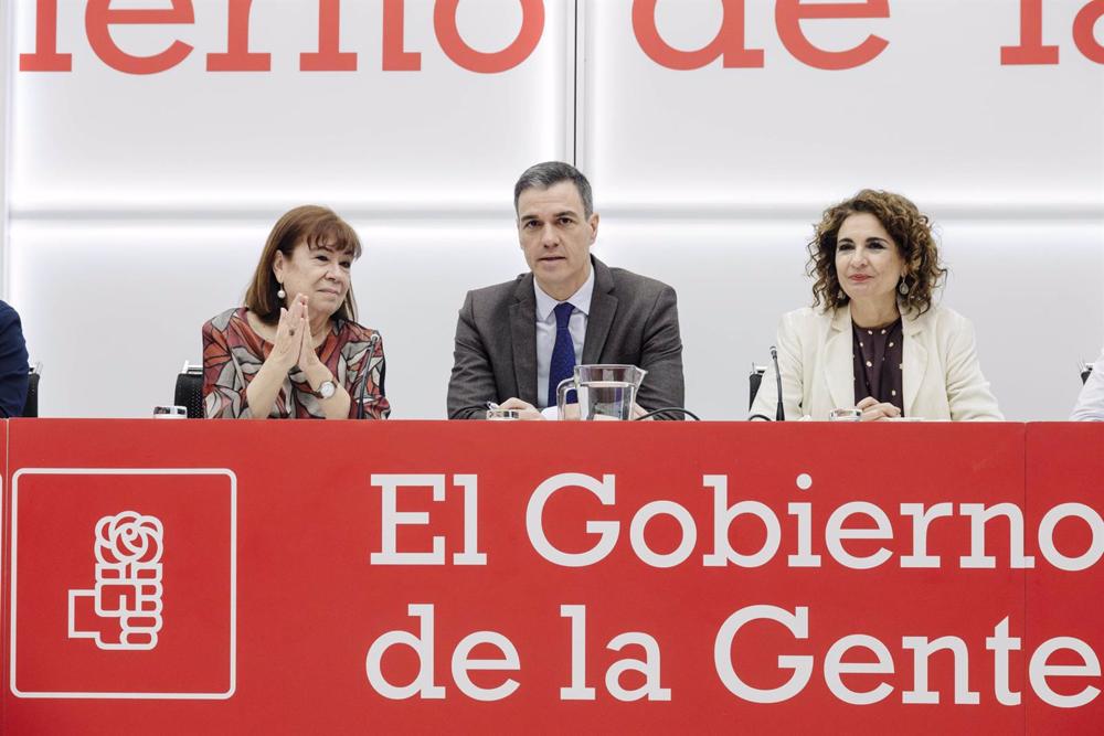 (I-D) La presidenta del PSOE, Cristina Narbona; el secretario general del PSOE y presidente del Gobierno, Pedro Sánchez, y la ministra de Hacienda y Función Pública, María Jesús Montero, durante la reunión de la Comisión Ejecutiva Federal en Ferraz, a 13 (I-D)