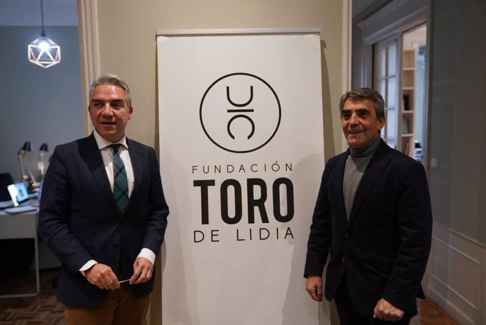 El coordinador general del PP, Elías Bendodo, se reúne con el presidente y el director de la undación del Toro de Lidia, Victorino Martín y Borja Cardelús. En Madrid, 13 de febrero de 2023. El