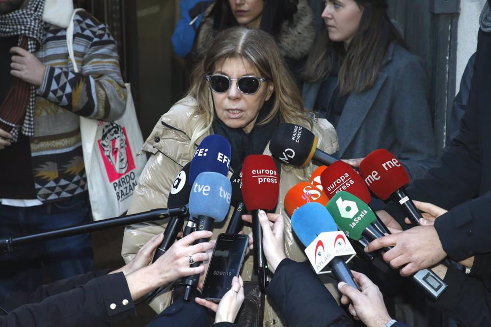 La cantante Jeanette atiende a los medios a la salida de la capilla ardiente de Carlos Saura instalada en la Academia de Cine, a 13 de febrero de 2023, en Madrid (España). La