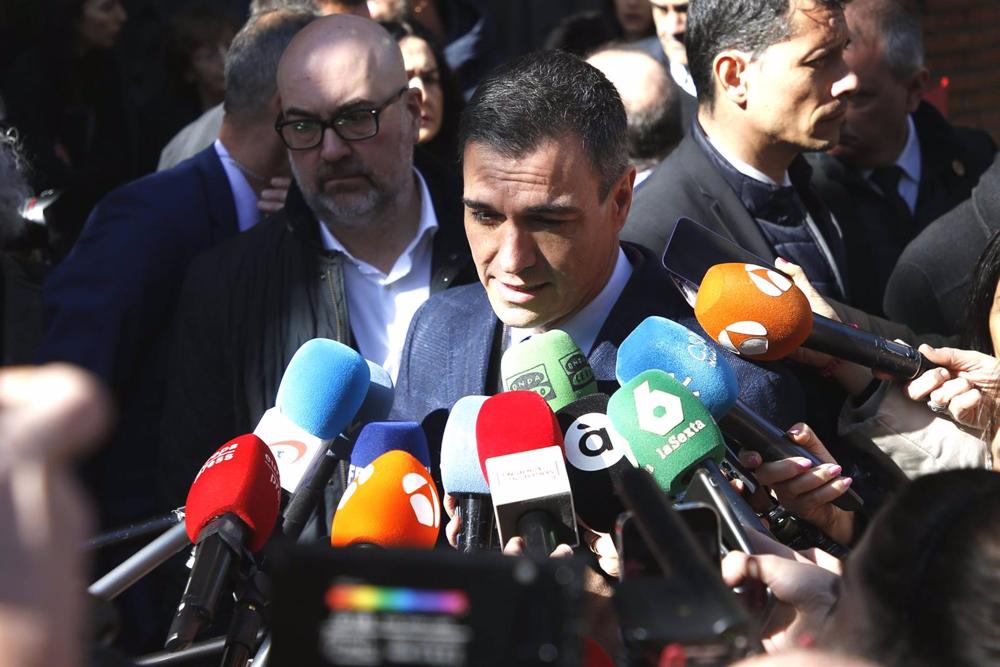 El presidente del Gobierno, Pedro Sánchez, atiende a los medios a la salida de la capilla ardiente del director Carlos Saura instalada en la Academia de Cine, a 13 de febrero de 2023, en Madrid (España). El