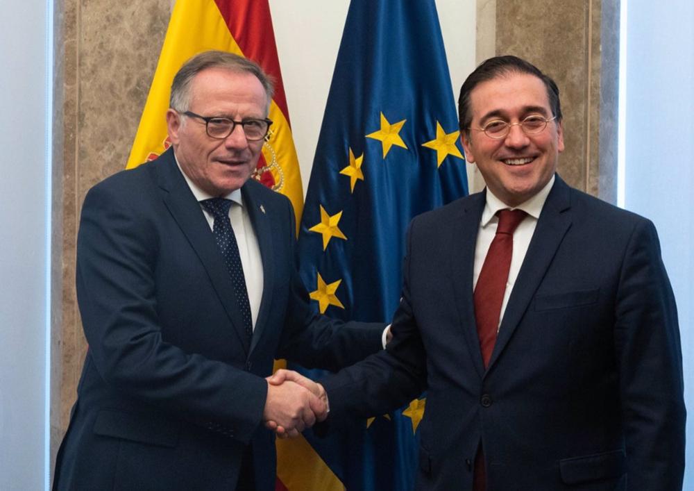 El ministro de Asuntos Exteriores, José Manuel Albares, con el presidente de Melilla, Eduardo de Castro El