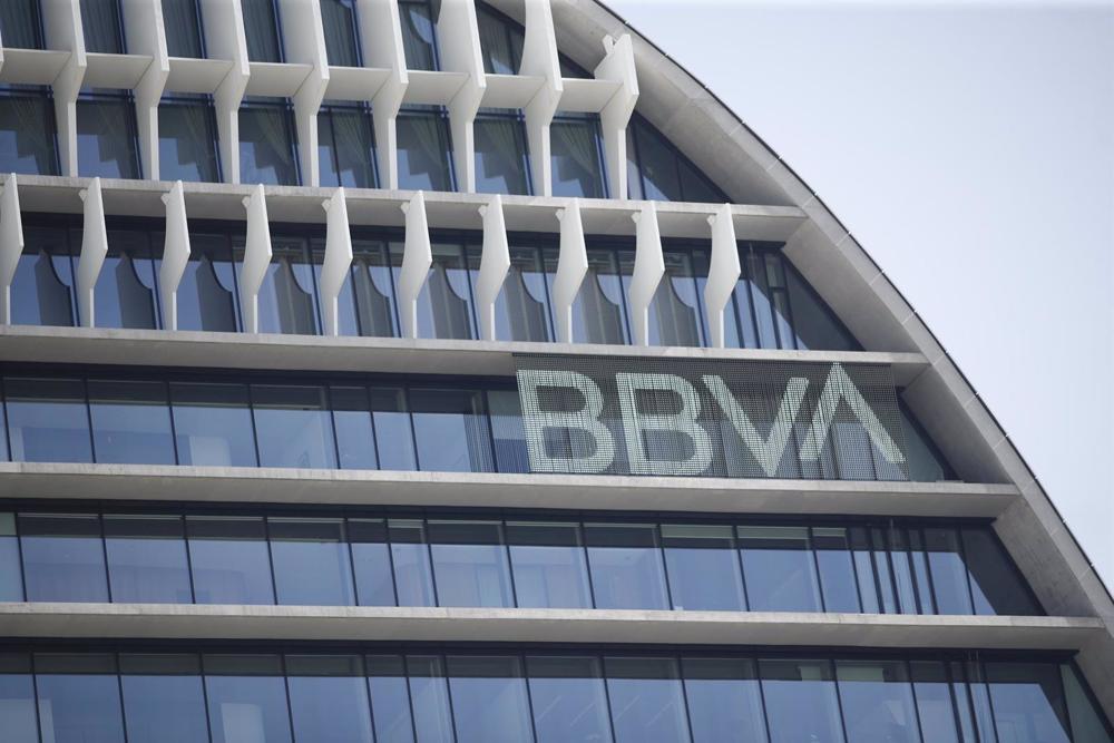 Archivo - El edificio del 'La Vela', sede del BBVA en Madrid Archivo