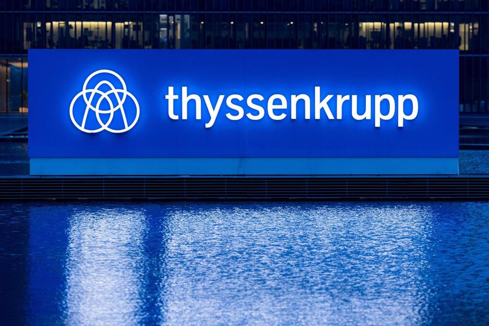 Archivo - FILED - 18 November 2021, North Rhine-Westphalia, Essen: A sign with the Thyssenkrupp steel group's lettering and logo stands at the Group's headquarters. Photo: Rolf Vennenbernd/dpa Archivo