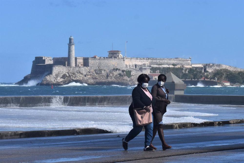 Arquivo - Duas mulheres passeiam no Malecon de Havana Arquivo