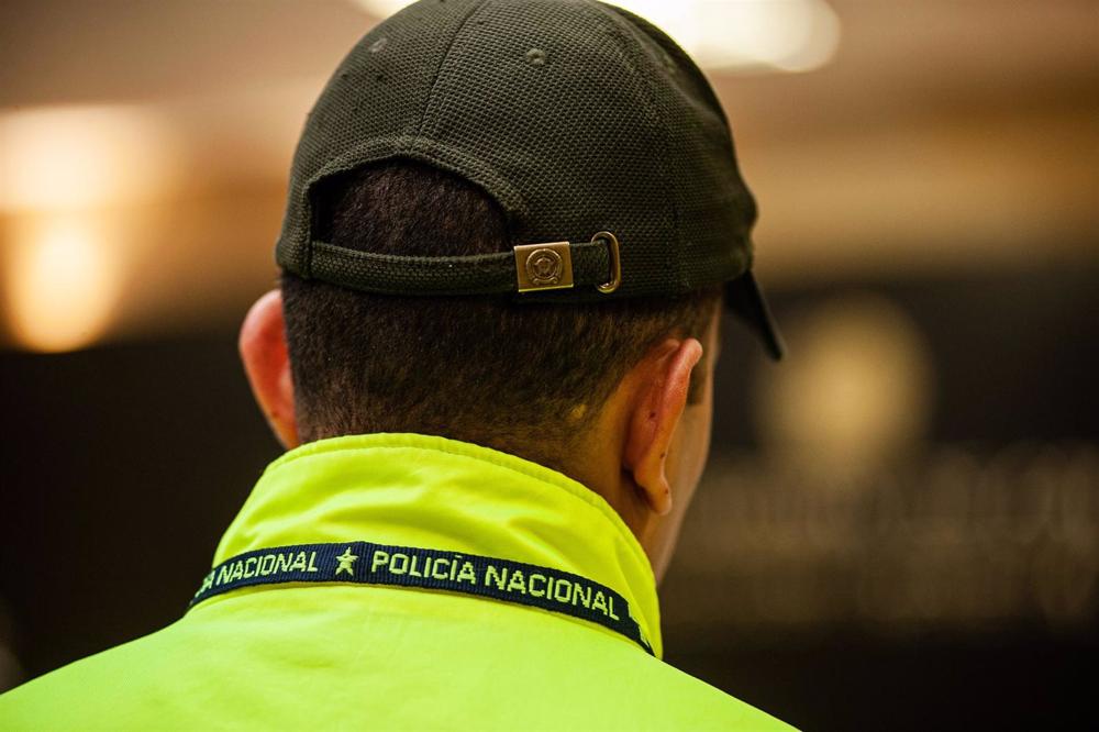 Un policía de Colombia comparece ante los medios en Bogotá Un